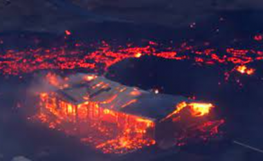 VIDEO/ Shpërthimi i vullkanit në Islandë, pamjet nga ajri tregojnë si shkatërrohen shtëpitë nga llava