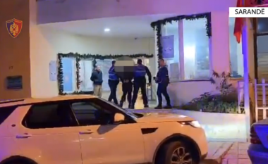 VIDEO/ Të armatosur deri “në dhëmbë”, 4 persona do rrëmbenin 49-vjeçarin, parandalohet krimi në Sarandë