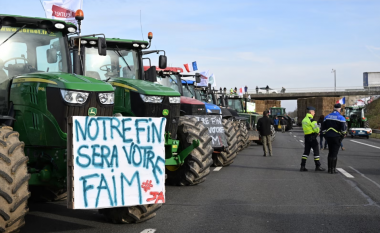 Vazhdojnë protestat në Francë, bujqit rrethojnë me traktorë Parisin