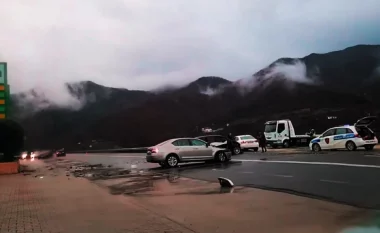 Aksident afër Rrëshenit, makinat përplasen kokë më kokë