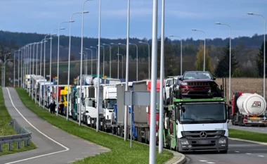 Grindje për çmimin e grurit, më shumë se 20 mijë kamionë bllokojnë pikat kufitare në Poloni e Ukrainë