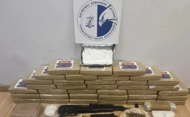 Policia greke kap 45 kg kokainë dhe armë, kush është shqiptari i arrestuar i njohur në trafikun e drogës