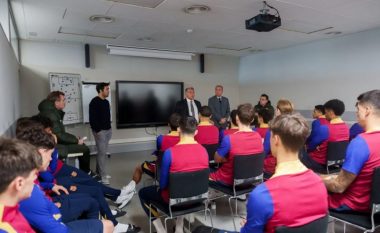 Laporta viziton lojtarët e Barcelonës pas humbjes turpëruese ndaj Real Madridit, kërkon unitet nga ekipi