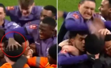VIDEO / Tifozi i Liverpoolit futet në fushë, por ‘goditet’ në kokë nga Nunez dhe Konate