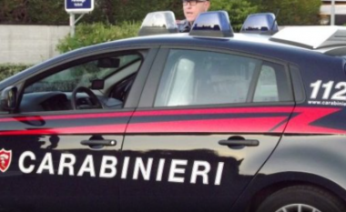 Plagosën 50-vjeçarin me thikë, policia italiane shpall në kërkim dy të rinjtë shqiptarë