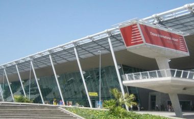 EMRI/ Punonjësi i aeroportit në Rinas i vjedh udhëtarit orën me vlerë 20 mijë euro