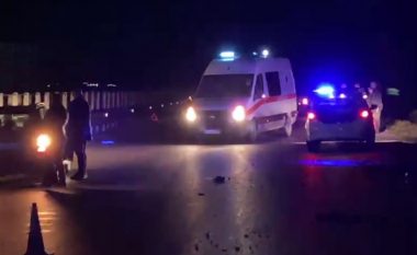 Aksidentohet ambulanca në Fier, dy të lënduar