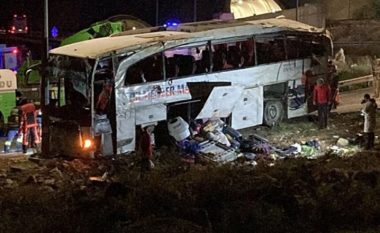 Aksident tragjik në Turqi! Autobusi del nga rruga dhe përmbyset, 9 të vdekur dhe 30 të plagosur