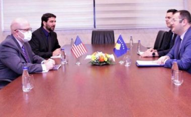 ​Hovenier takohet me guvernatorin e Bankës Qendrore të Kosovës, kërkon të shtyhet vendimi për dinarin serb