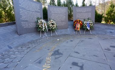 Fotot/ Ambasada e Izraelit vendosi kurora në Monumentin e Holokaustit në Tiranë