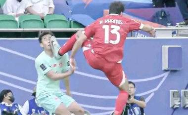 VIDEO / Lebanon-Kina ishte ndeshje futbolli pa rregulla! Takat në fytyrë dhe me VAR, arbitri vijon lojën