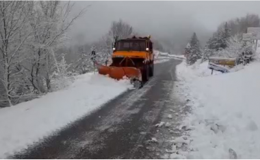 Vijojnë reshjet e dëborës në Korçë, si paraqitet situata në juglindje të vendit