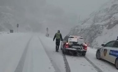 Reshjet e dëborës prezente në gjithë qarkun e Korçës, ja si paraqitet situata në akset kryesore