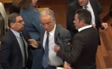 Sulmoi deputetin shqiptar, dënohet me 1 mijë euro gjobë kolegu i tij. Nëse nuk paguan, rrezikon burgun!