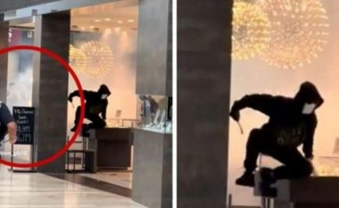 Vidhet dyqani me bizhuteri, reagimi i rojes së sigurisë përballë hajdutëve bëhet viral (VIDEO)
