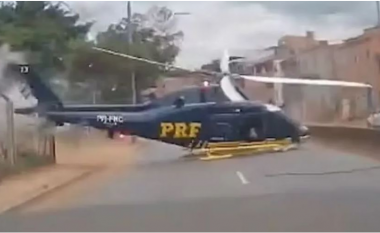 Momenti kur helikopteri bën ulje emergjente në rrugë(VIDEO)