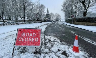 I ftohti ekstrem “mbërthen” Britaninë, mbyllen disa rrugë dhe shkolla