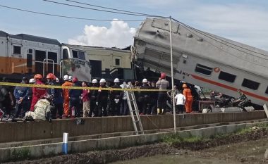 VIDEO/ 3 të vdekur dhe 28 të plagosur nga përplasja e dy trenave në Indonezi