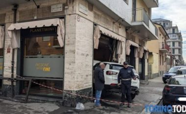 Aksident i rëndë në Itali, makina futet brenda në kafene, plagosen 7 persona (VIDEO)