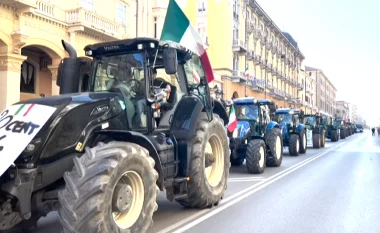 Fermerët në veri të Italisë bllokojnë rrugët me traktorët e protestës (fotot)
