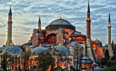 Turqi/ Nga sot turistët  që duan të hyjnë në Hagia Sophia duhet të paguajnë biletën 25 euro!
