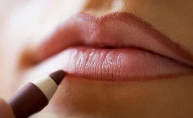 Konturimi i buzëve/Truku i make-up që do t’i bëjë buzët tuaja të duken më të fryra