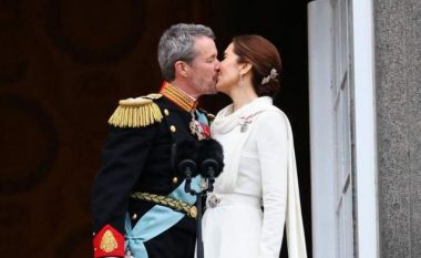 Kurorëzimi i mbretit dhe mbretëreshës së Danimarkës/Përshëndesin audiencën me një puthje