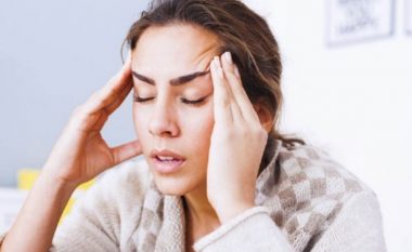 Studimi: Gjumi jo i rregullt mund të shkaktojë migrenë