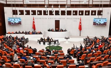 E kundërshtonin për shkak të mosmarrëveshjeve mbi separatistët kurdë, Parlamenti turk merr vendimin, miraton anëtarësimin e Suedisë në NATO
