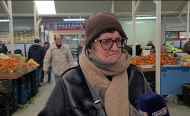 Të moshuarit në Durrës kërkojnë rritjen e pensioneve: Blejmë ilaçet dhe nuk na mbeten para për t’u ushqyer