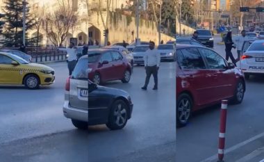 VIDEO/ 41-vjeçari në Tiranë del para makinave dhe shfaq sjellje agresive, godet policët