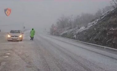 Situata e reshjeve të borës, policia apel drejtuesve të mjeteve: Ulni shpejtësinë dhe ruani distancën nga njëra-tjetra