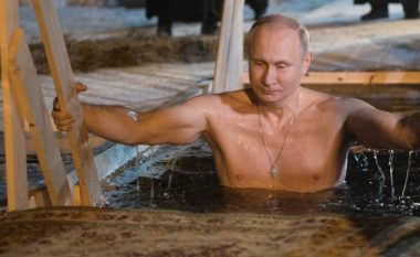 VIDEO/ Putin zhytet në ujin e akullt për të nderuar Epifaninë, temperaturat -14 gradë