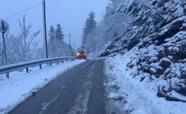 Reshje intensive bore në Korçë, segmente rrugore të bllokuara dhe qindra familje pa energji elektrike