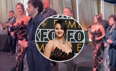 Selena Gomez dhe Benny Blanco shfaqen shumë të dashuruar në tapetin e kuq të çmimeve “Emmy”