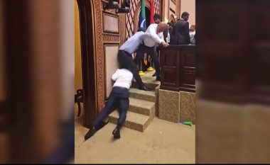 VIDEO / Parlamenti kthehet në “arenë boksi”, deputetët përleshen me njëri-tjetrin