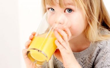 Prindër kujdes/ Studimi: Fëmijët që konsumojnë lëngje në vend të frutave, shtojnë peshë!