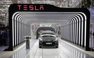 Si pasojë e sulmeve në Detin e Kuq, Tesla ndalon prodhimin në fabrikën gjermane