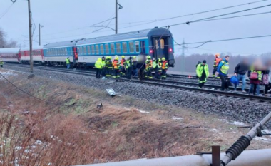 E rëndë, treni përplaset me kamionin, një i vdekur dhe 20 të plagosur