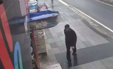 Video/ Panik në rrugët e Stambollit, një burrë godet me thikë 11 kalimtarë