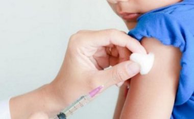 Fruthi, shkak të pavaksinuarit/ Mjekët kanë konstatuar raste kur prindërit shtyjnë vaksinimin e fëmijëve