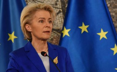 Ursula von der Leyen bën daljen e saj të parë publike pas daljes nga spitali