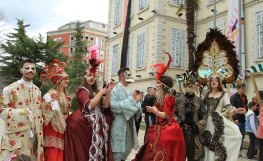 Tre ditë festë në Shkodër, magjia e karnavaleve mbledh mijëra qytetarë! Paradë me maska veneciane dhe kostume shumëngjyrëshe në rrugët e qytetit (FOTOT)