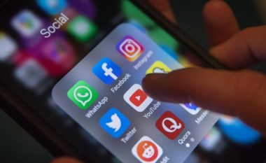 VIDEO / Ky është 22-vjecari që hapte profile false në rrjetet sociale dhe publikonte video e foto të të tjerëve! Kërkonte para për t’i fshirë