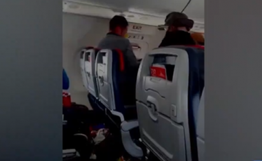 Pasagjeri tenton të hapë derën e emergjencës, aeroplani kthehet sërish në New Mexico (VIDEO)