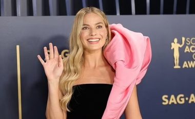 “Duket sikur ka veshur batanije”, fansat kritikojnë fustanin e Margot Robbie në paraqitjen e saj tek SAG Awards