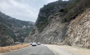 Bllokohet qarkullimi në aksin Tiranë-Klos si pasojë e rënies masiveve me gurë.