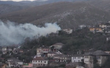 Detaje nga zjarri që shkrumboi dy shtëpitë në Gjirokastër, përreth banesave kishte municion luftarak dhe fishekë