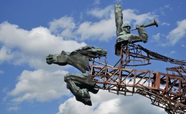 Rusia fut në listën e të kërkuarve, ministri lotonez: Monumentet sovjetike ishin mjete që i shërbenin regjimit