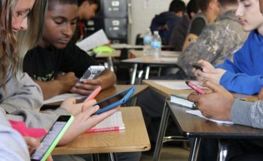 Ndalim total i celularëve në shkollat britanike